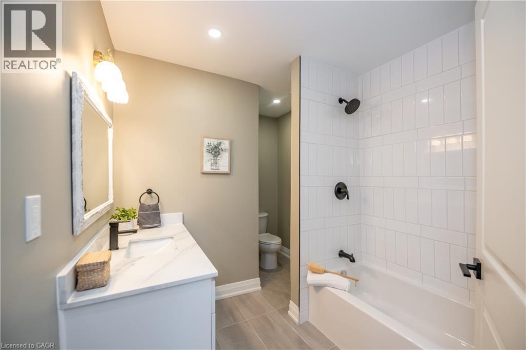 213 Rosslyn Avenue N, Hamilton, ON