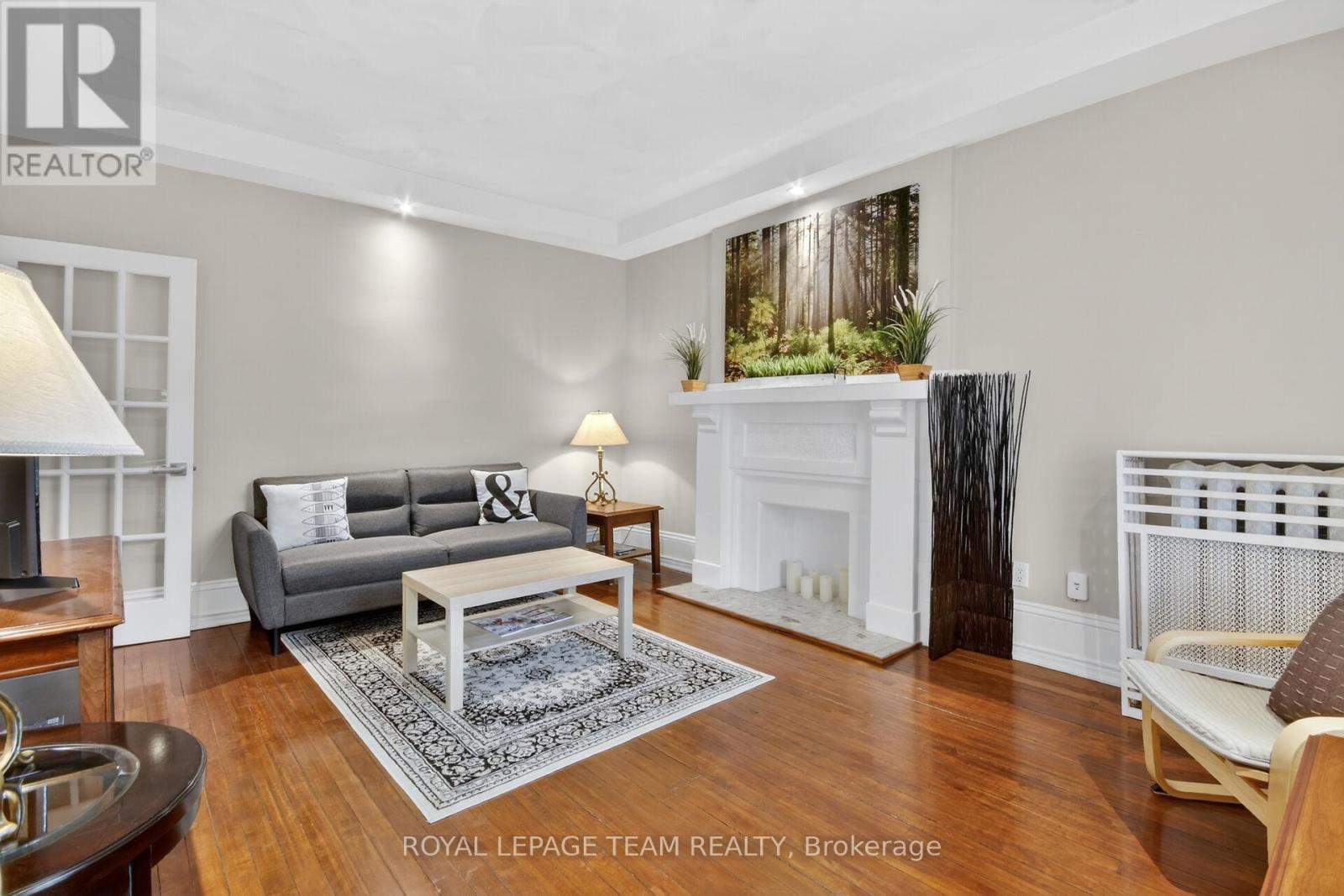 Open, spacious and bright - 64 Delaware Avenue S, Ottawa, ON