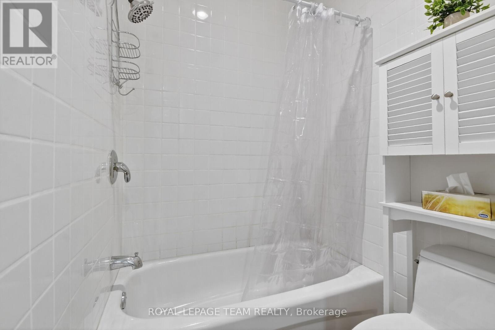4 pc bath - 64 Delaware Avenue S, Ottawa, ON