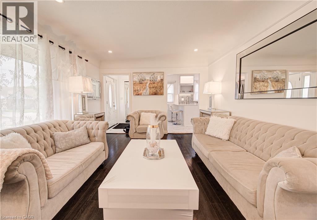 152 Clark Avenue, Kitchener, ON - Indoor Photo Showing Living Room