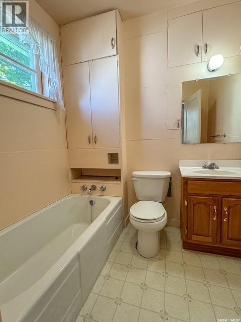 221 4Th Avenue Ne, Swift Current, SK