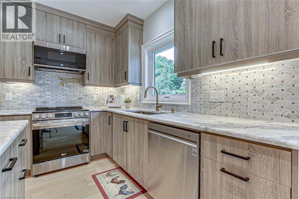 Granite Counters in Kitchen - 33 Tyrell Street, Simcoe, ON - Indoor Photo Showing Kitchen With Upgraded Kitchen