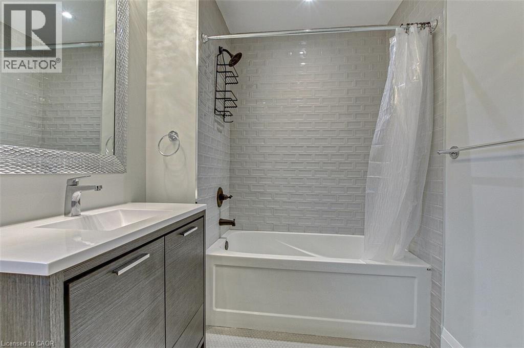 4 Piece Bath on Second Level (2) - 33 Tyrell Street, Simcoe, ON - Indoor Photo Showing Bathroom
