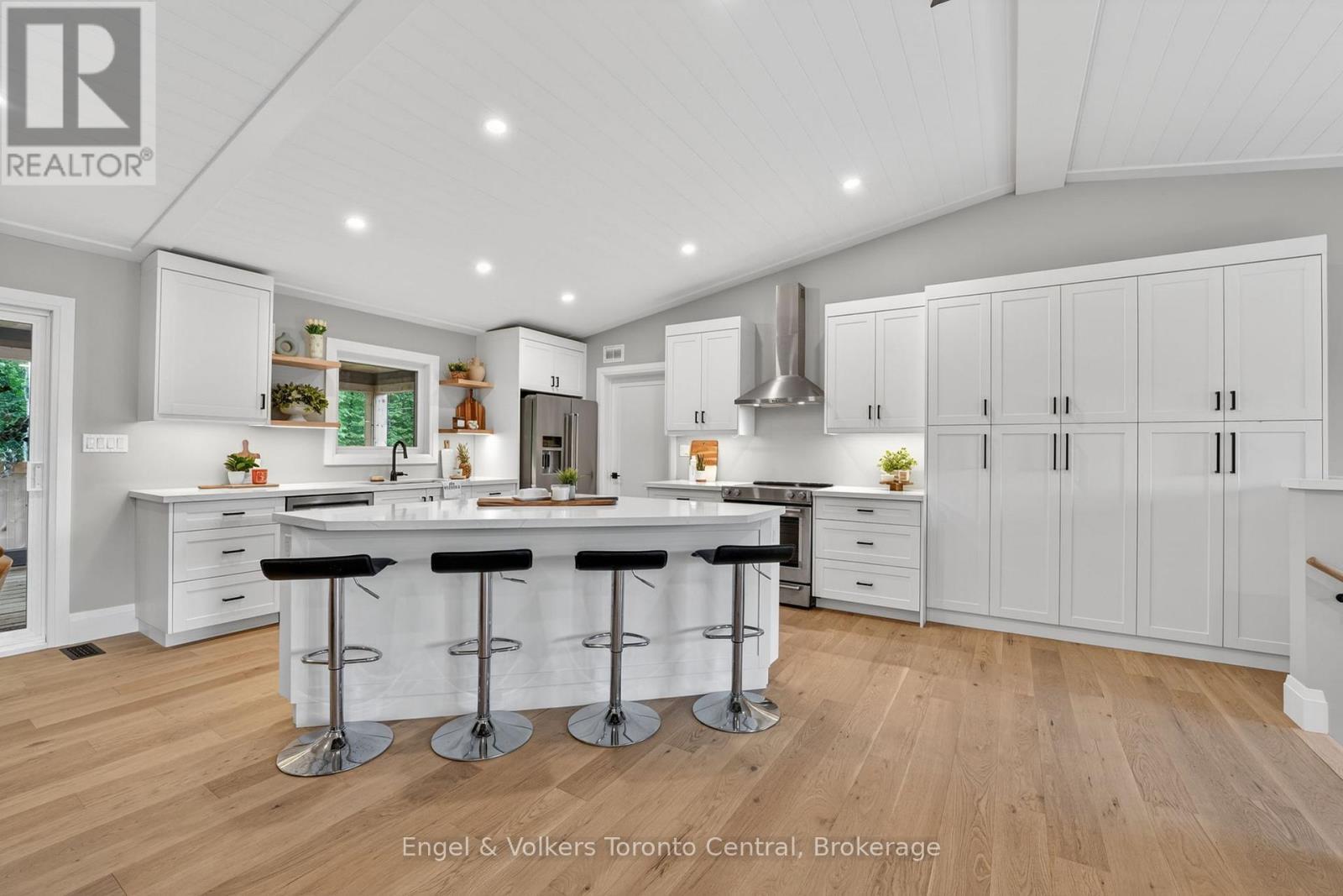 Generous Island seating - 1093 Highway 141 Drive, Seguin, ON
