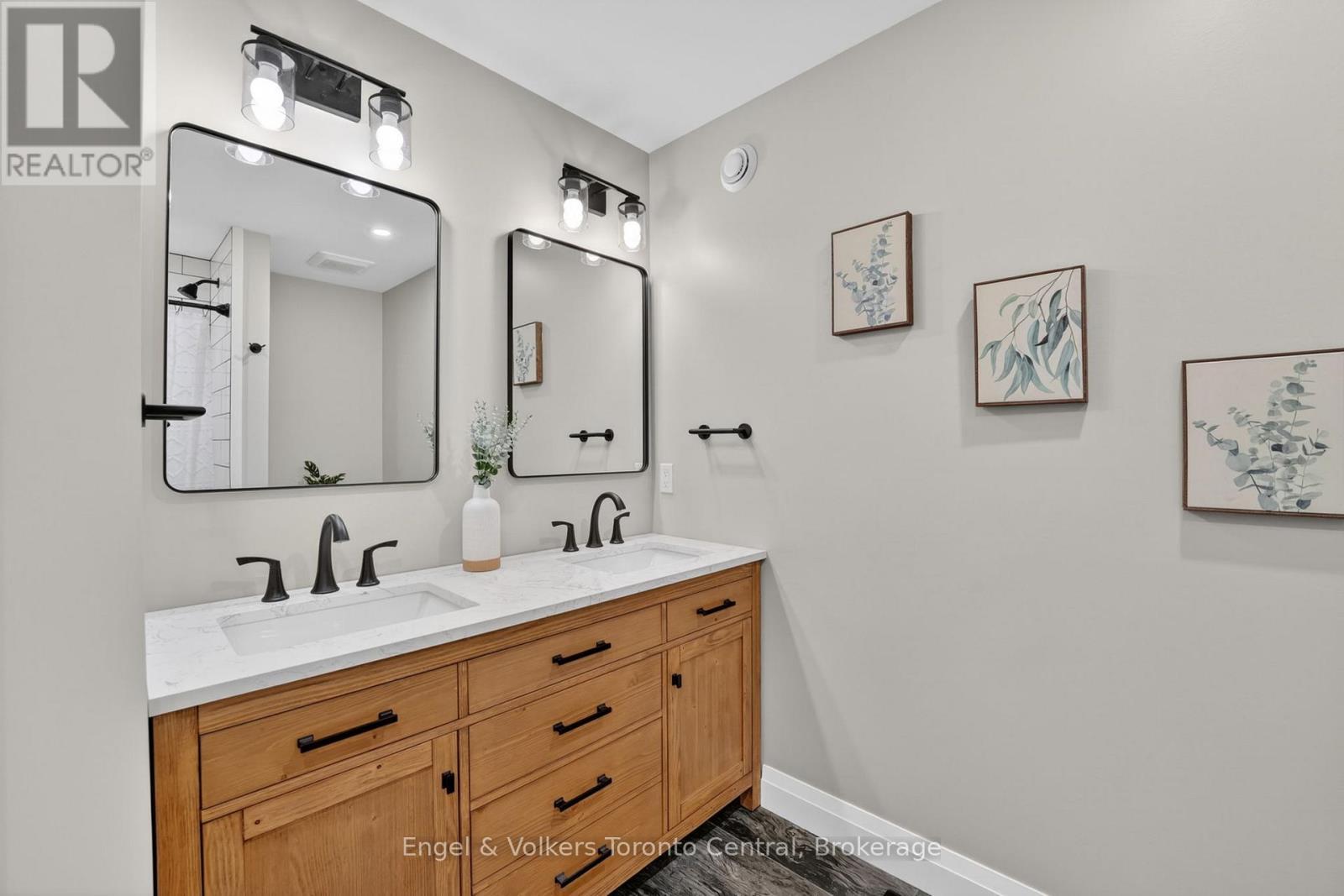 main bathroom with double sink - 1093 Highway 141 Drive, Seguin, ON