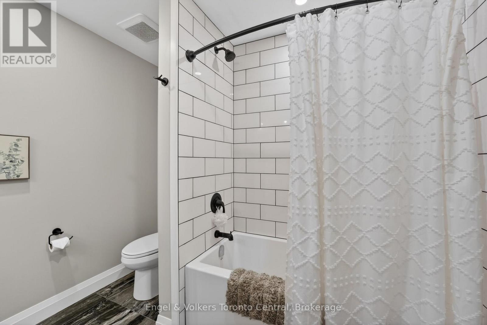 main bathroom with tub/shower combo - 1093 Highway 141 Drive, Seguin, ON