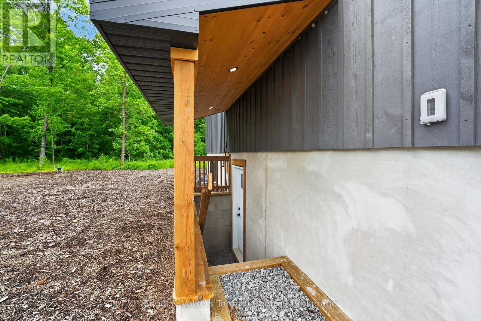 Separate Apartment entrance - 1093 Highway 141 Drive, Seguin, ON