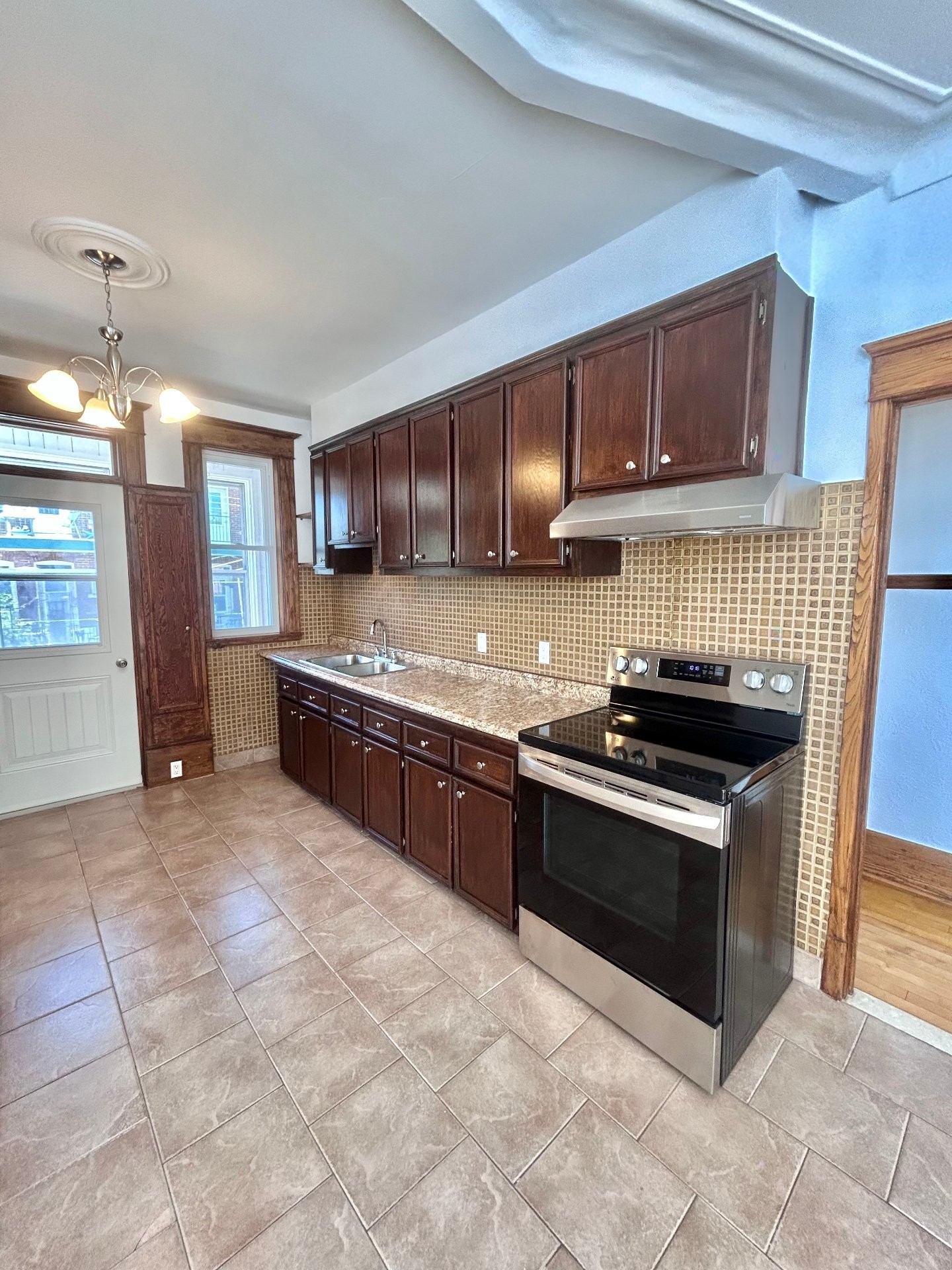 Kitchen - 8502 Rue Drolet, Montréal (Villeray/Saint-Michel/Parc-Extension), QC - Indoor Photo Showing Kitchen With Double Sink