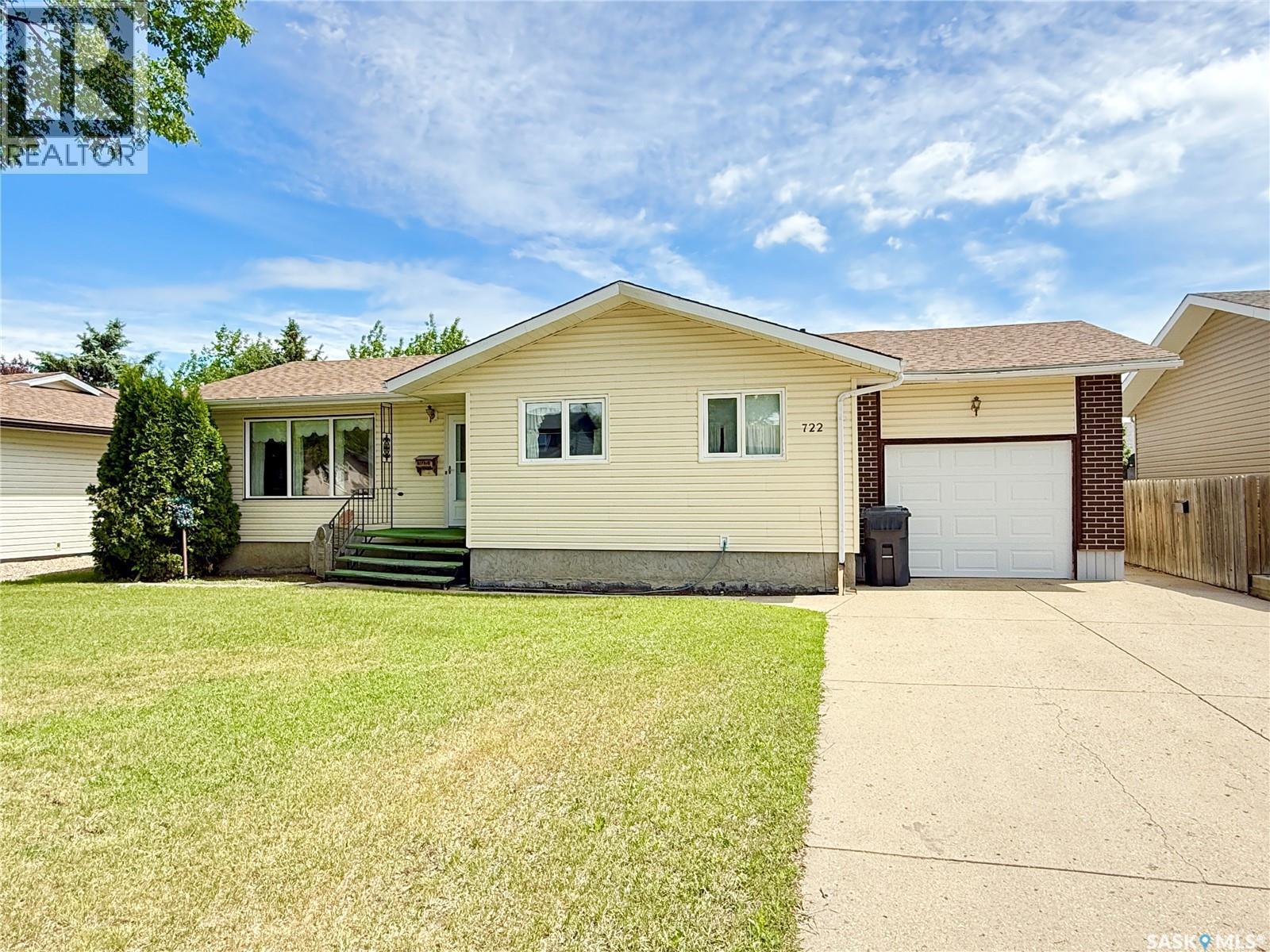 722 Washington Drive, Weyburn, SK