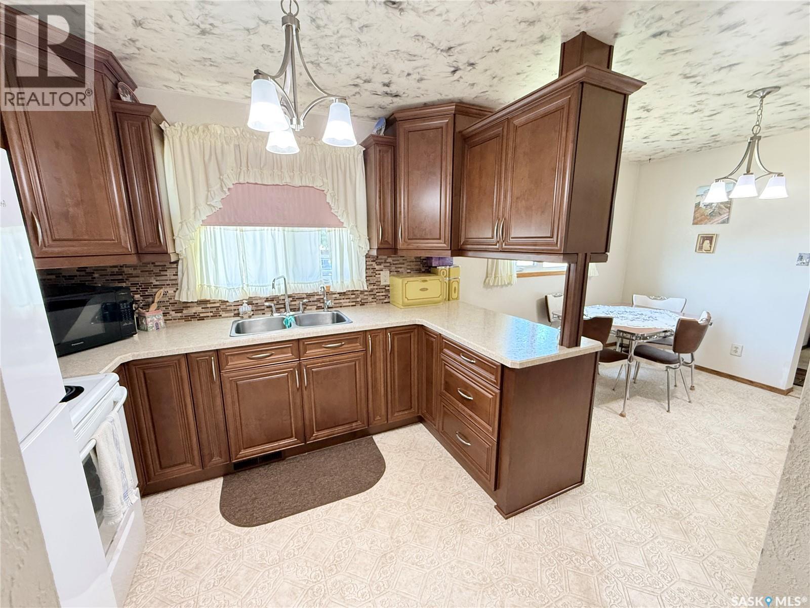 722 Washington Drive, Weyburn, SK