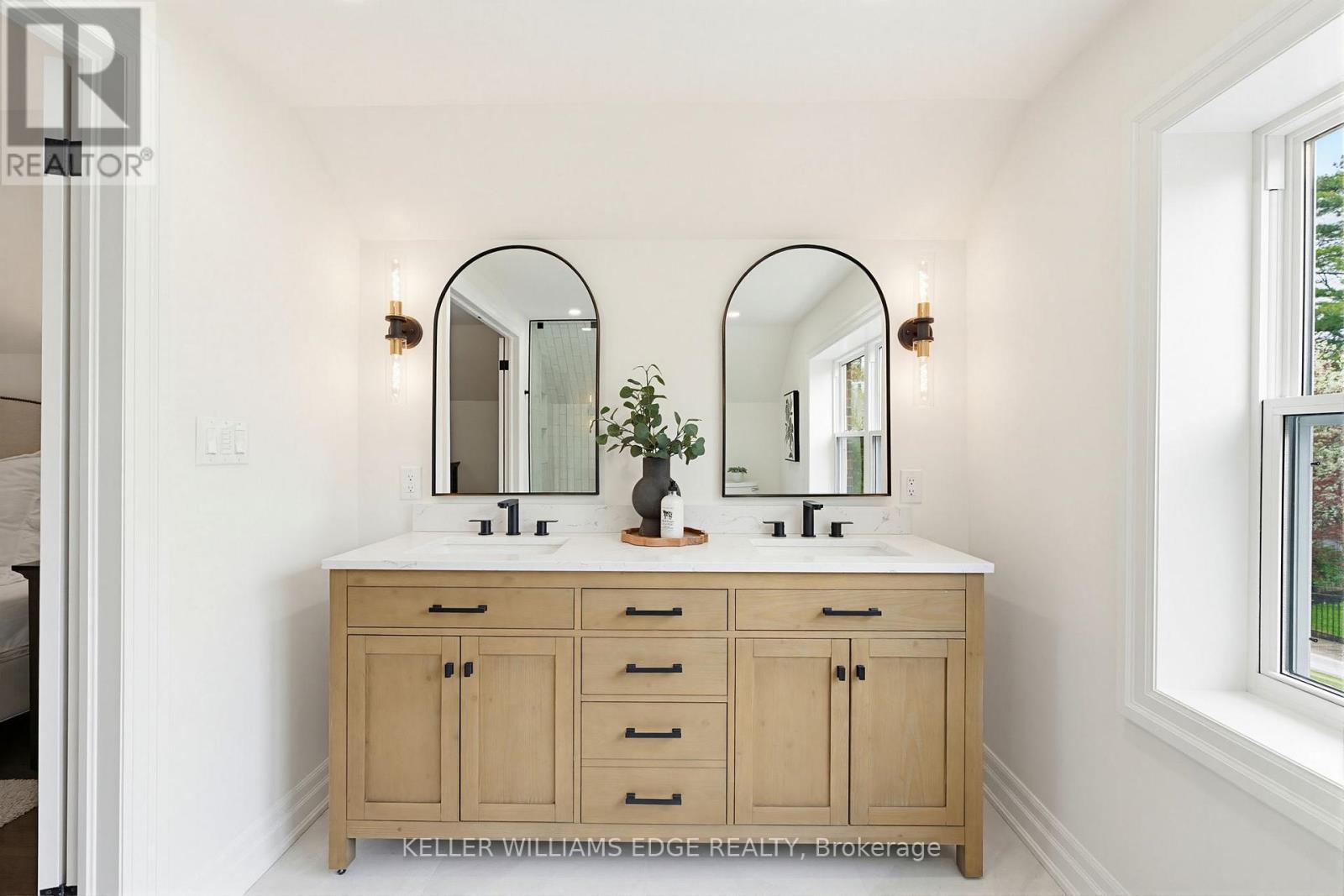 586 Woodland Avenue, Burlington, ON