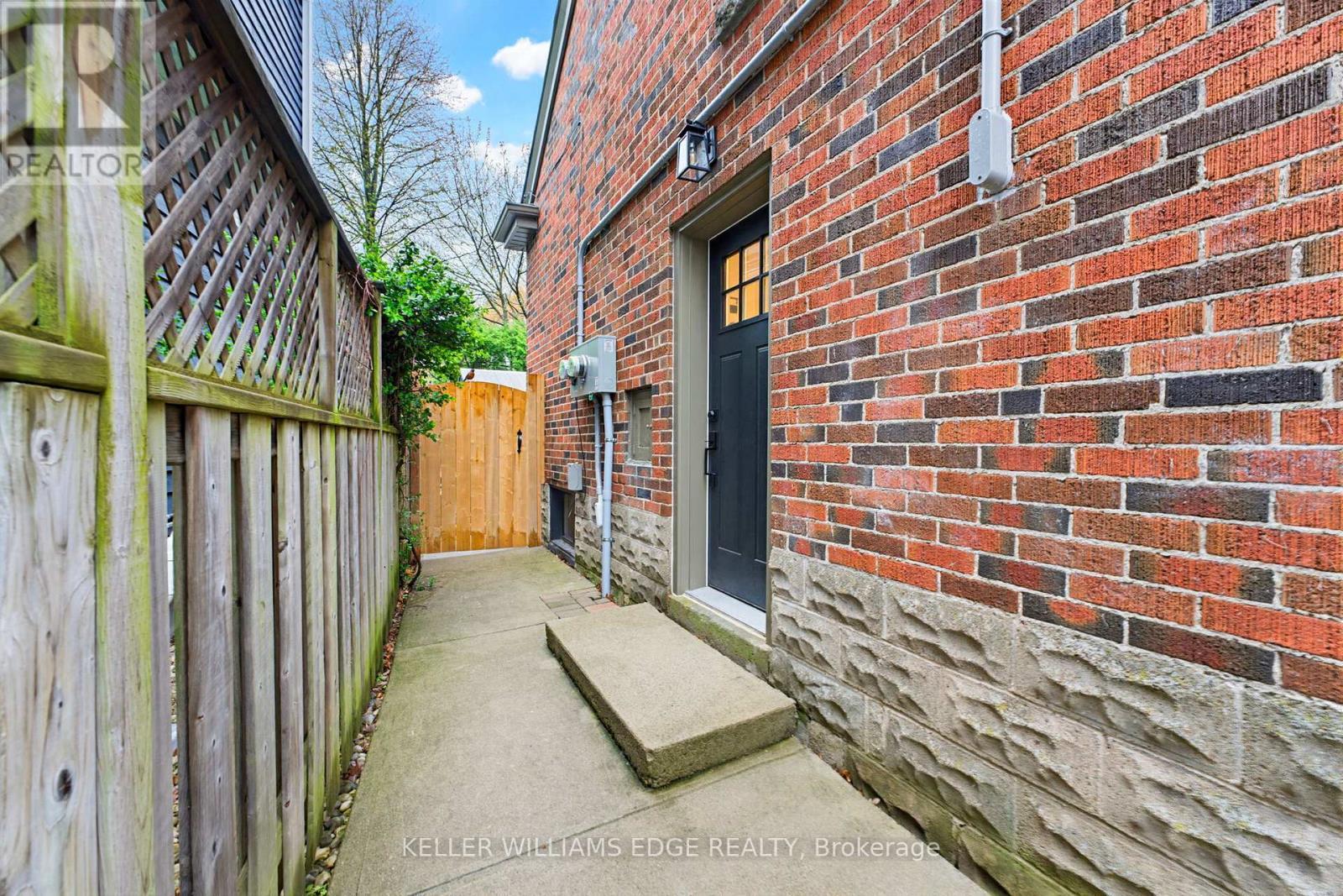 586 Woodland Avenue, Burlington, ON