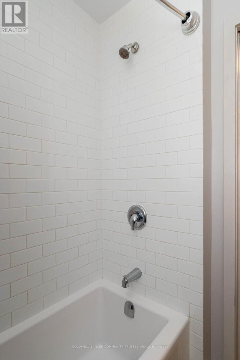 146 Forest Avenue, Hamilton, ON - Indoor Photo Showing Bathroom
