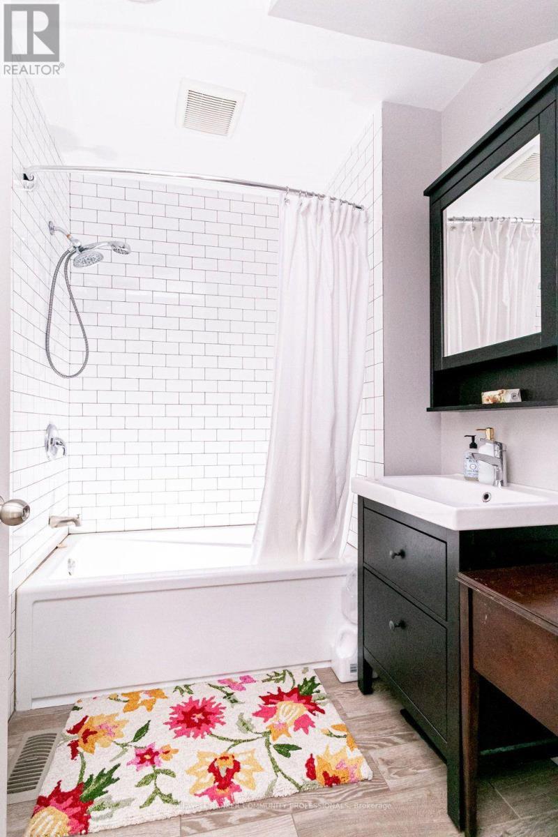 Unit 1 4 pc bath. - 146 Forest Avenue, Hamilton, ON - Indoor Photo Showing Bathroom