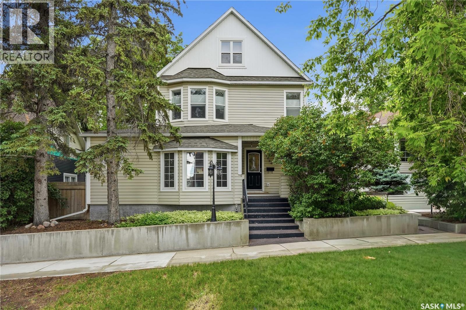 1054 Clifton Avenue, Moose Jaw, SK
