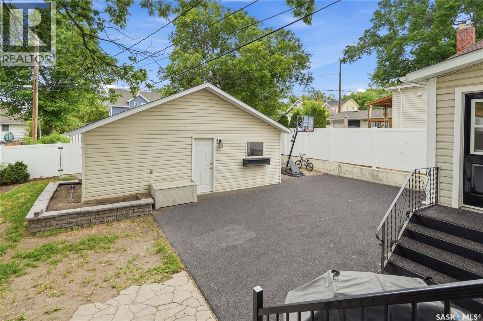 1054 Clifton Avenue, Moose Jaw, SK