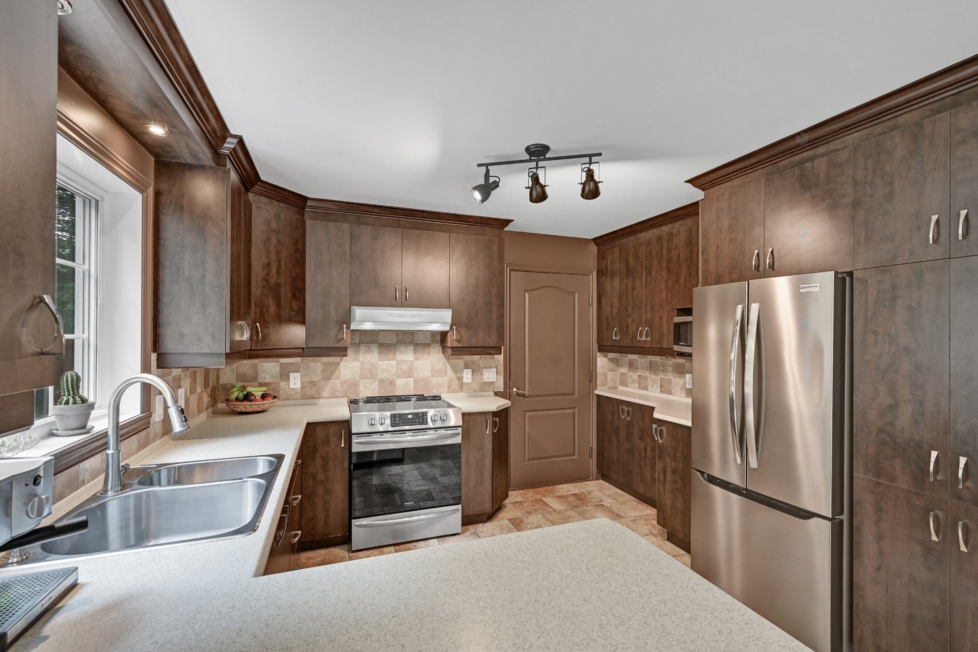 Cuisine - 165 Rue Pierre, Sainte-Sabine, QC - Indoor Photo Showing Kitchen With Double Sink With Upgraded Kitchen