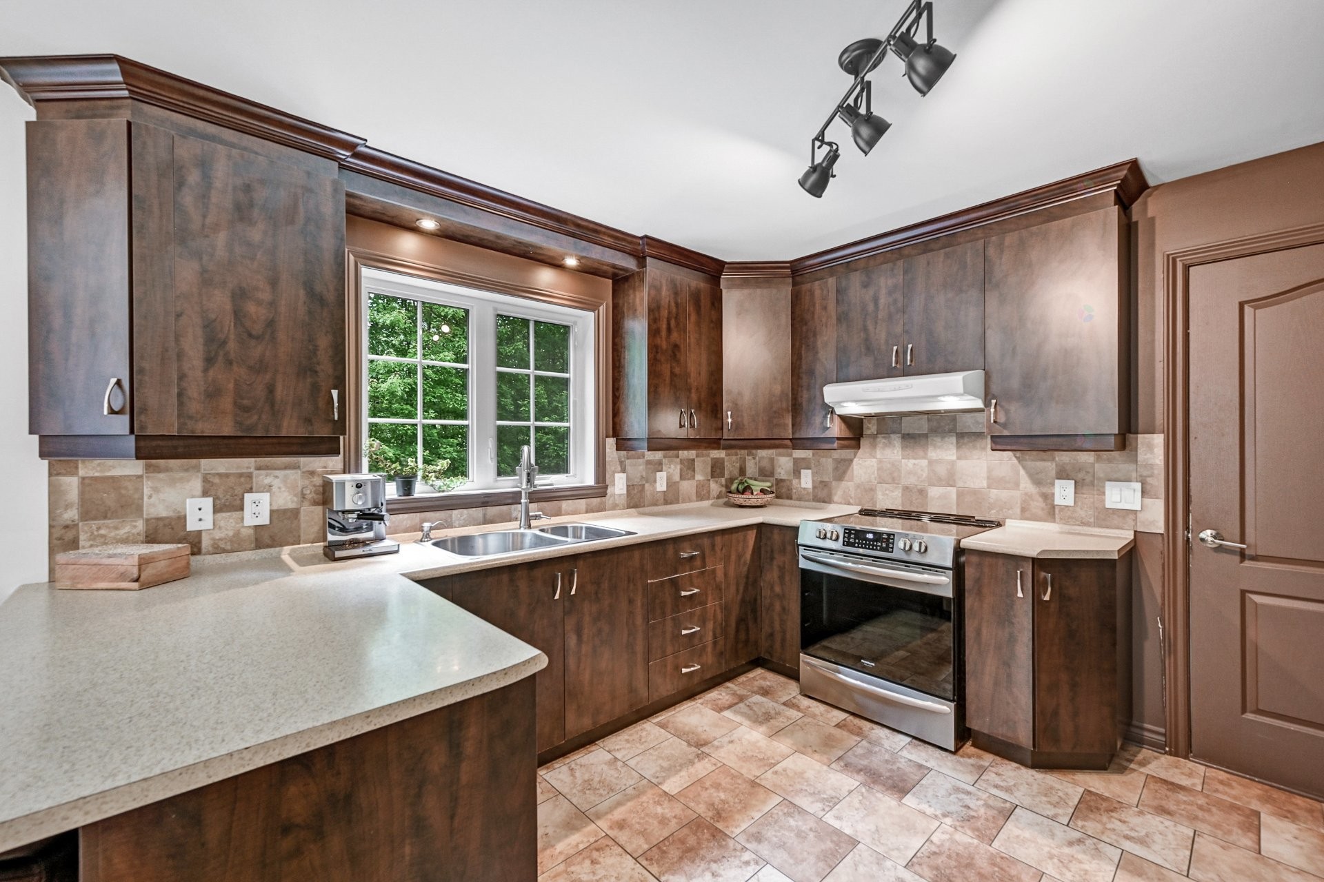Cuisine - 165 Rue Pierre, Sainte-Sabine, QC - Indoor Photo Showing Kitchen With Double Sink