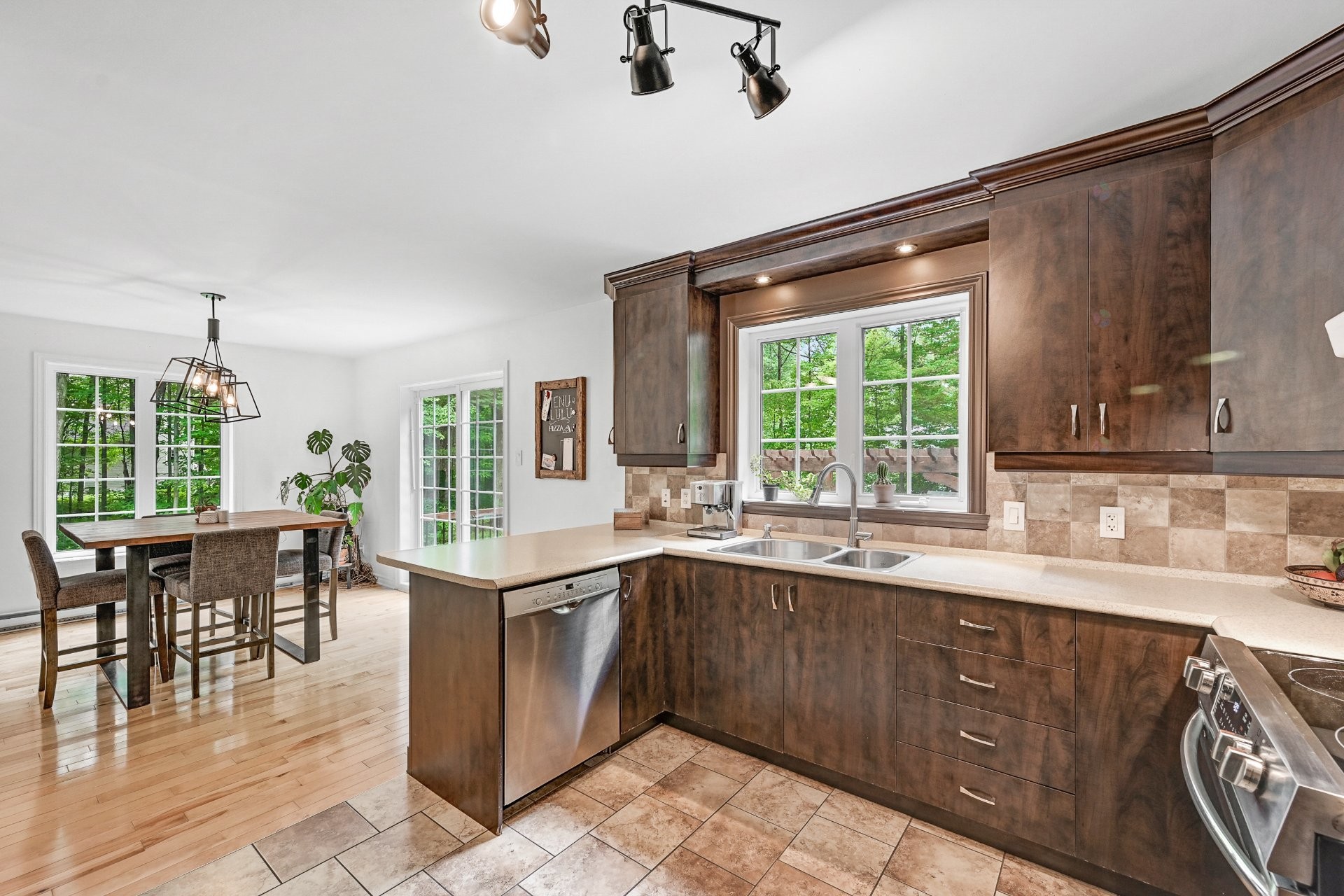 Cuisine - 165 Rue Pierre, Sainte-Sabine, QC - Indoor Photo Showing Kitchen With Double Sink