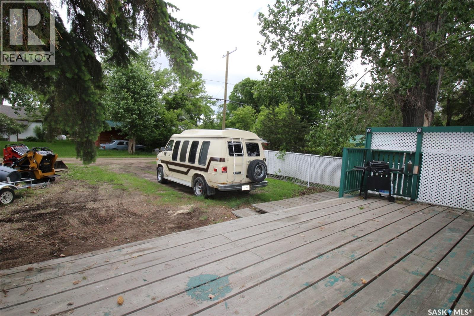 641 Railway Avenue, Eastend, SK