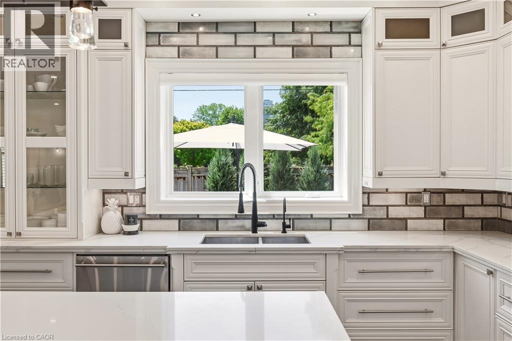 Kitchen - 336 Newbold Court, Burlington, ON
