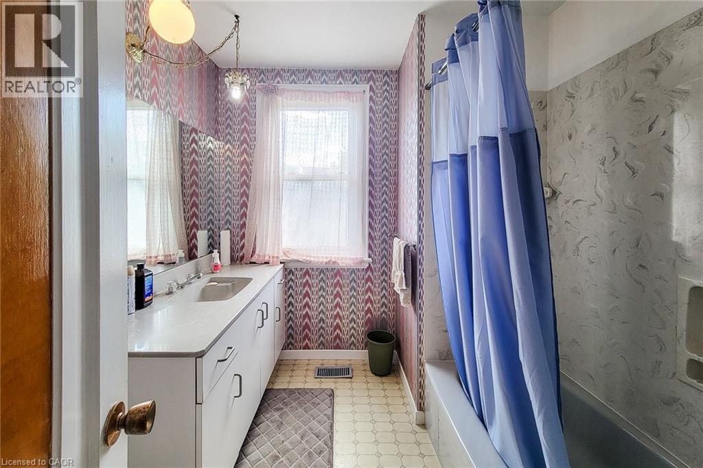 12 East 27Th Street, Hamilton, ON