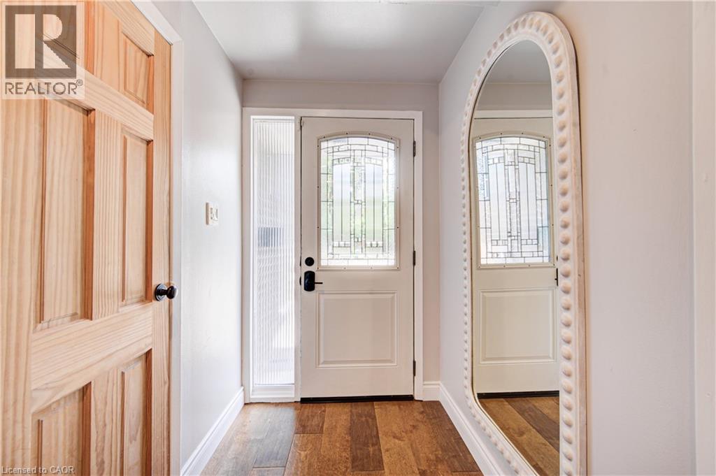 Entrance foyer - 154 Grand Avenue S, Cambridge, ON