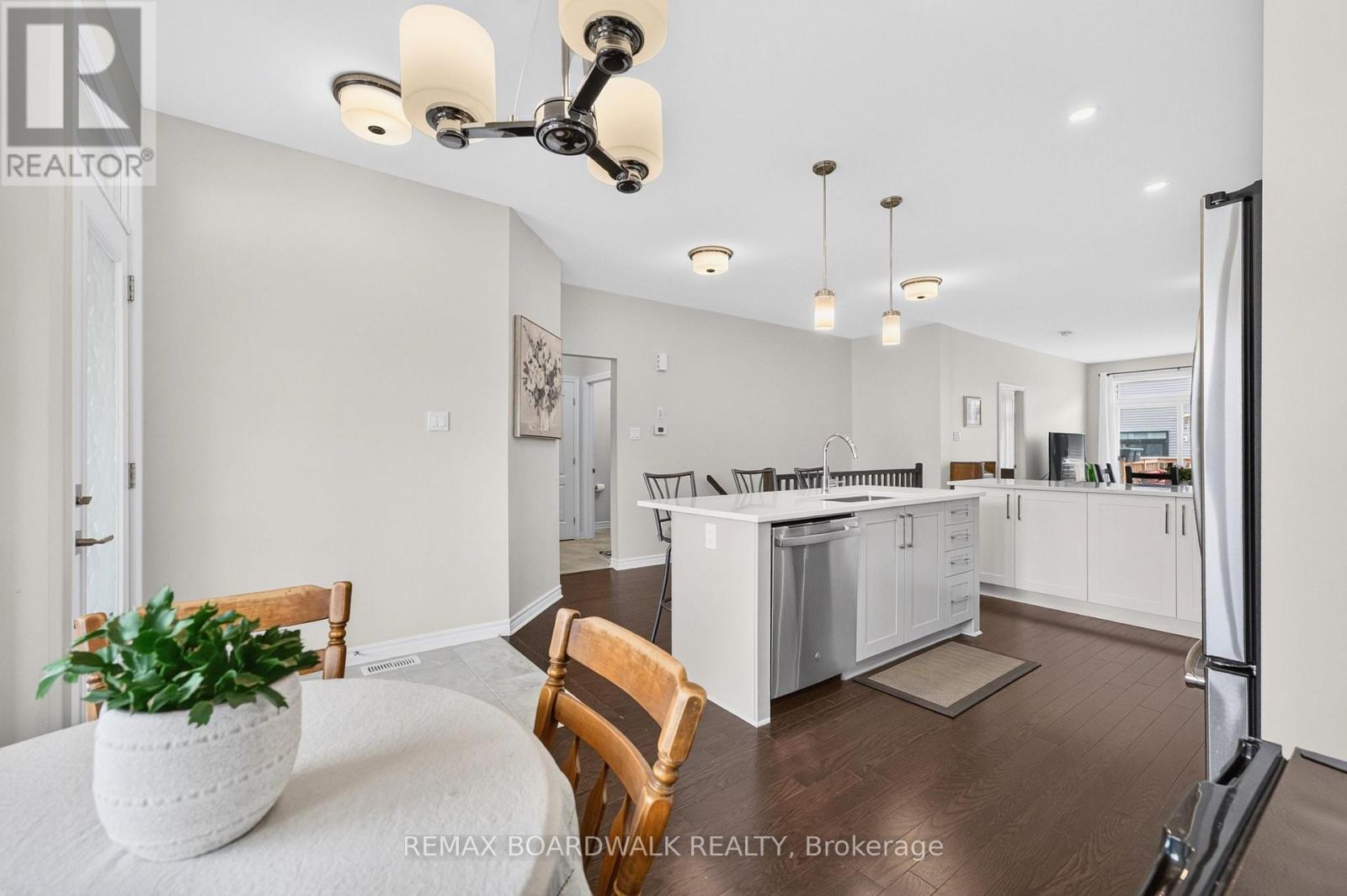 9 Ft Ceilings on Main Level - 224 Maygrass Way, Ottawa, ON - Indoor