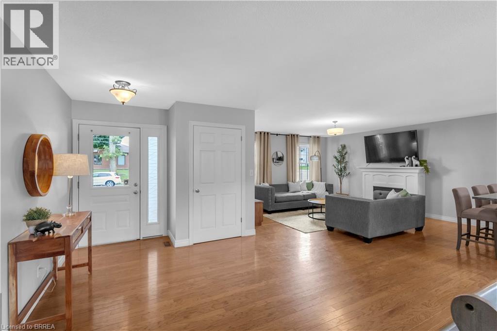 5 Walpole Drive, Haldimand, ON - Indoor Photo Showing Living Room