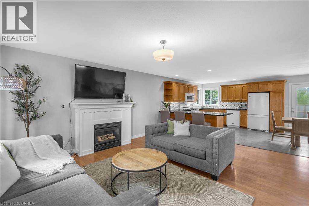 5 Walpole Drive, Haldimand, ON - Indoor Photo Showing Living Room With Fireplace