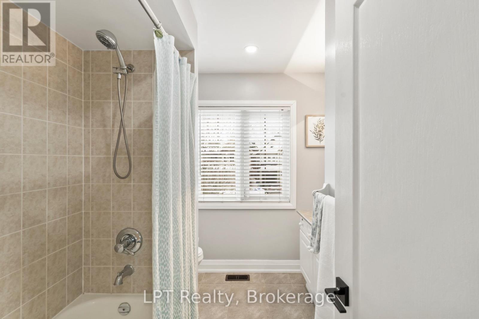 2nd Level Main Washroom - 52 Norland Circle, Oshawa (Windfields), ON