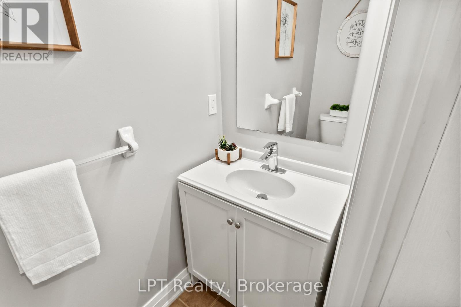 Powder Room - 52 Norland Circle, Oshawa (Windfields), ON