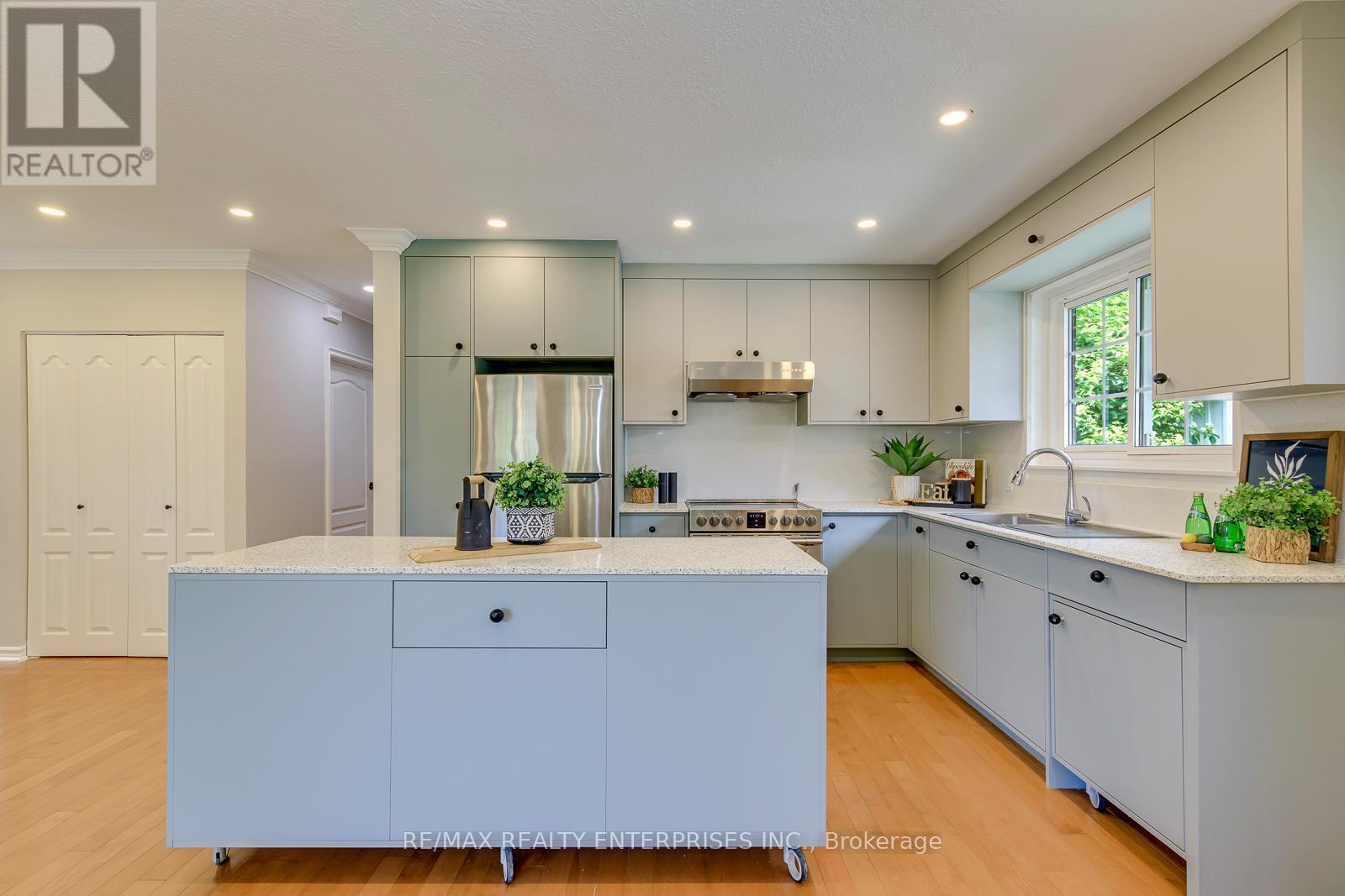 Island with fold-out breakfast table - 1027 Argus Drive, Mississauga, ON