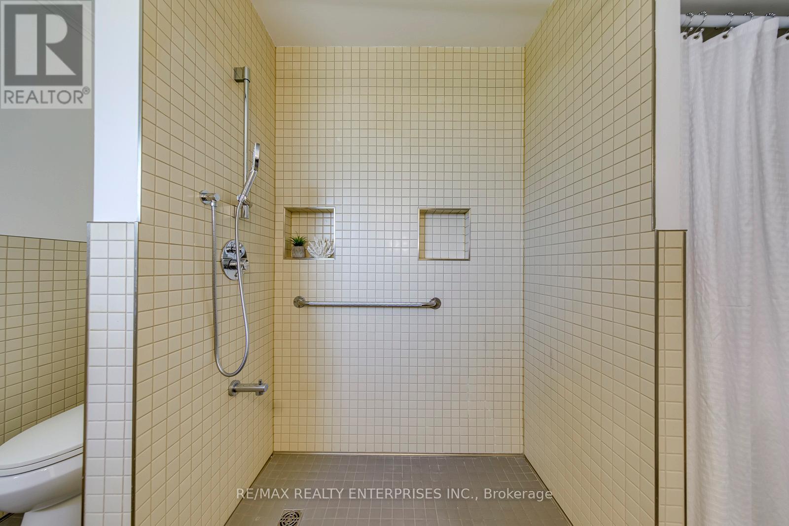 Roll-in shower - 1027 Argus Drive, Mississauga, ON