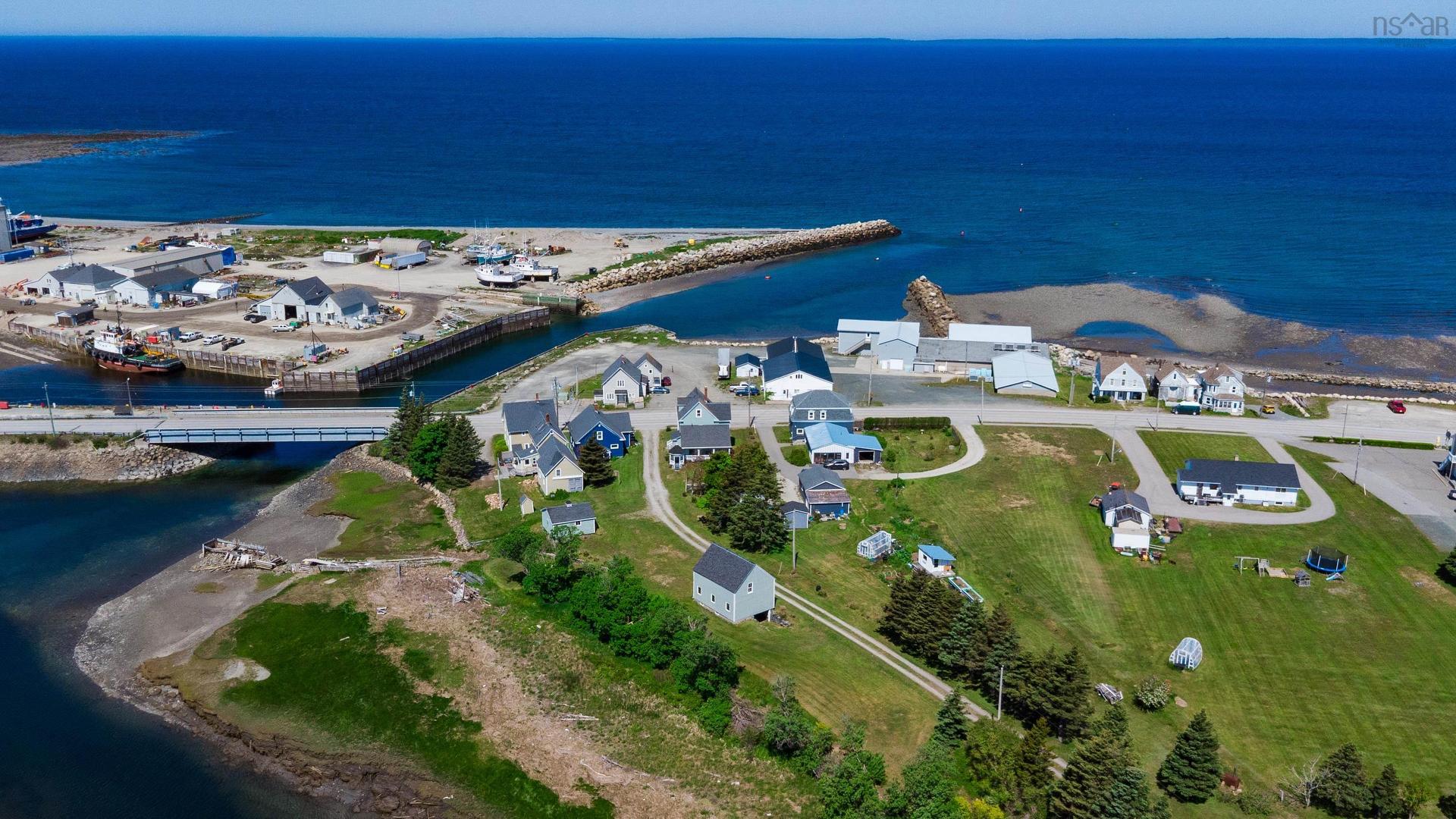 9086 Highway 1, Meteghan River, NS