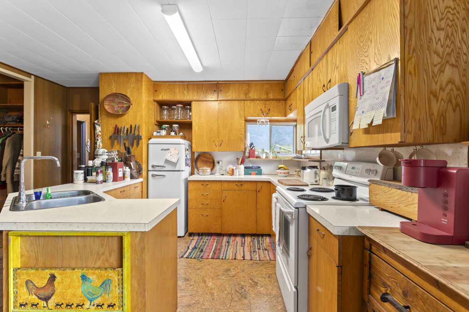 2710 38Th Street, Canyon, BC