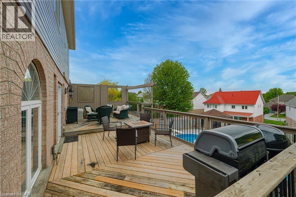 Spacious wood-finish deck with perimeter railing - 26 Shadyridge Place, Kitchener, ON