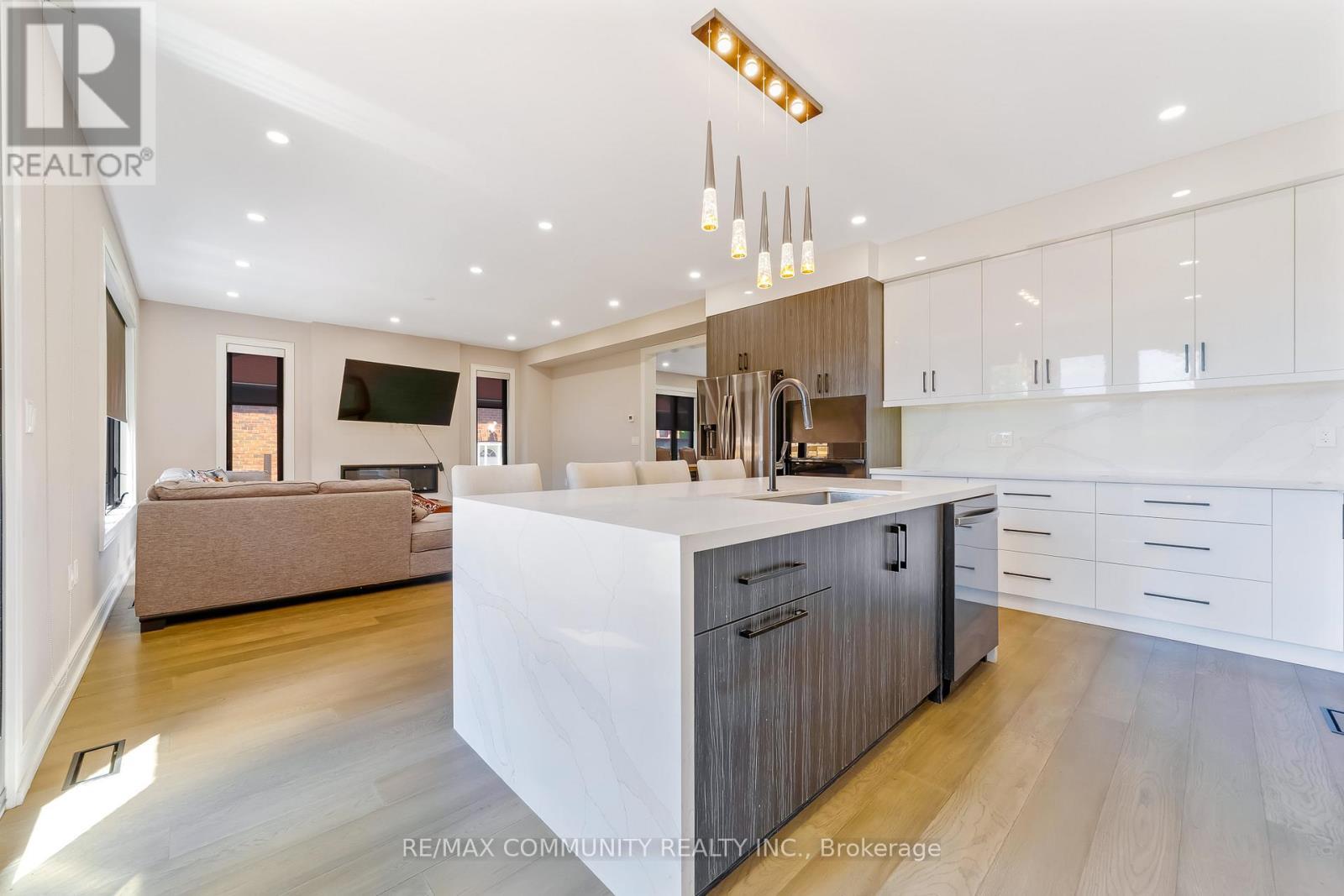 856 Kennedy Road, Toronto, ON