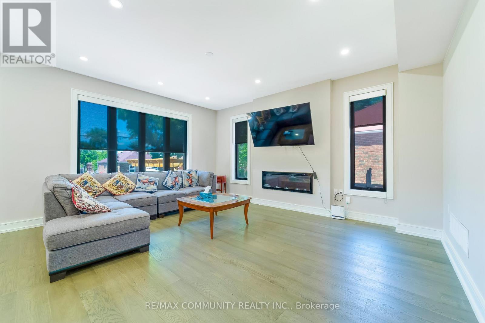 856 Kennedy Road, Toronto, ON