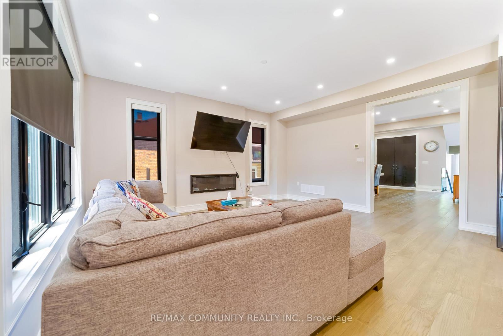 856 Kennedy Road, Toronto, ON