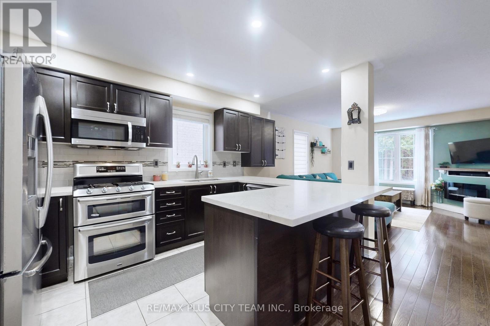16 Edison Way, Whitby, ON