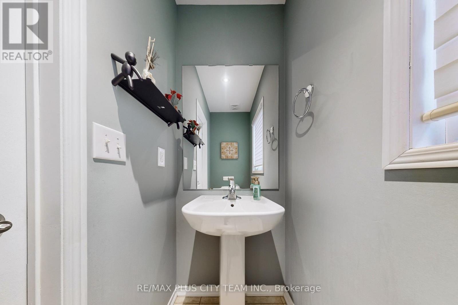 16 Edison Way, Whitby, ON
