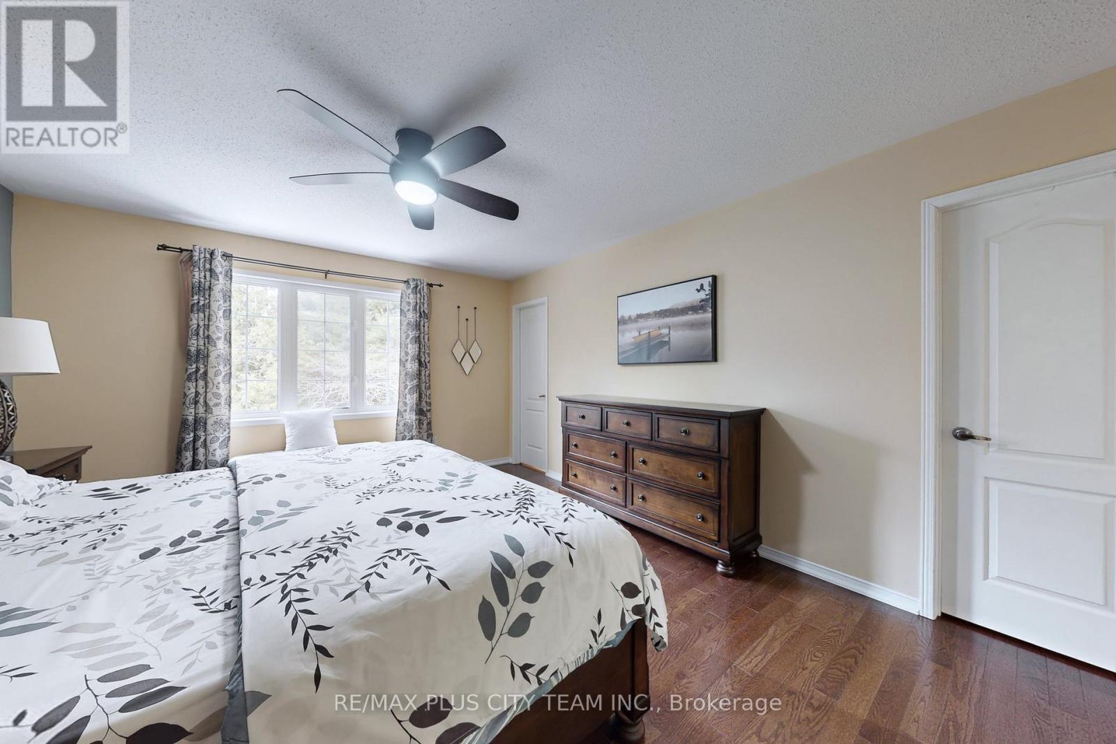 16 Edison Way, Whitby, ON