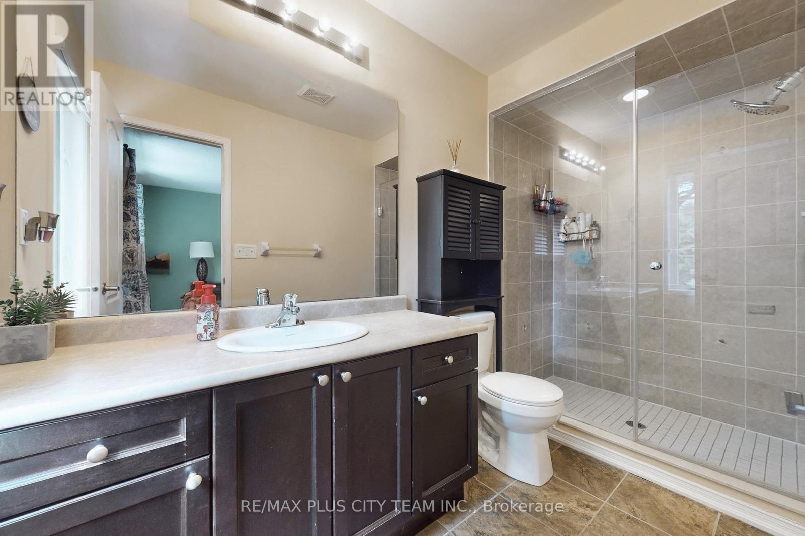 16 Edison Way, Whitby, ON