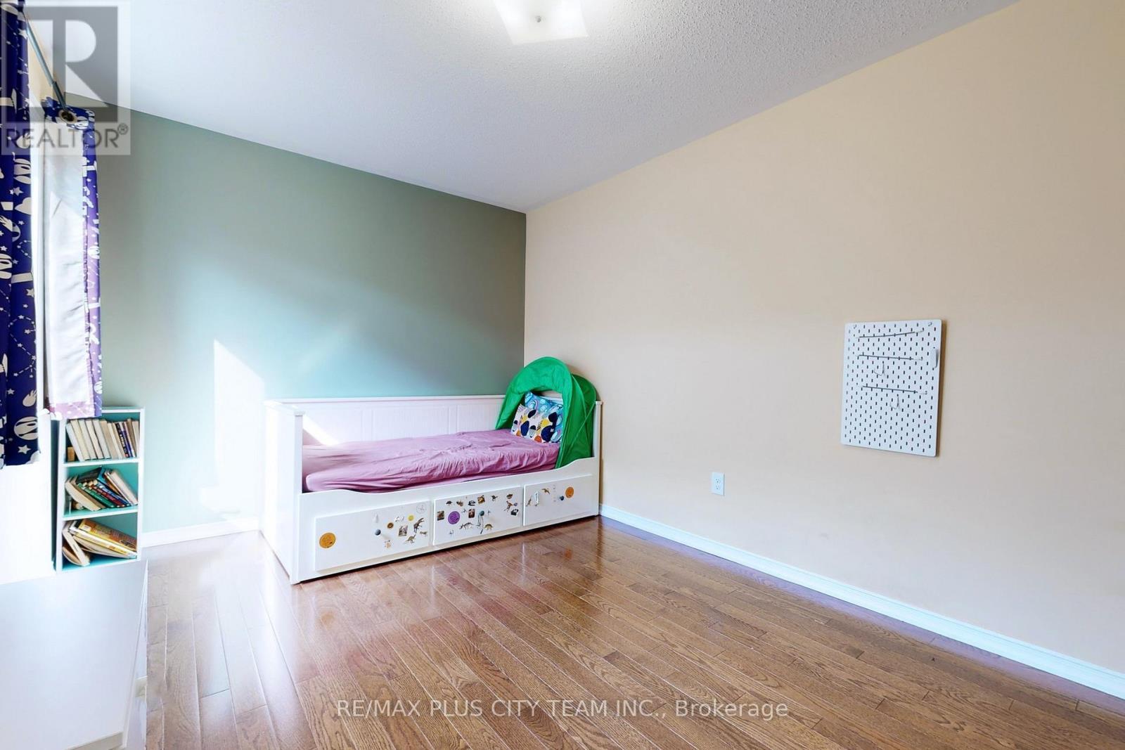 16 Edison Way, Whitby, ON