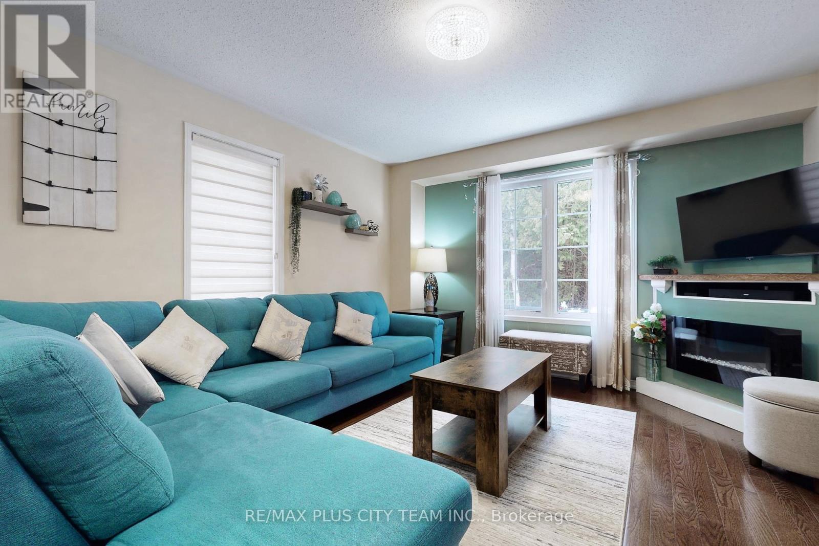 16 Edison Way, Whitby, ON
