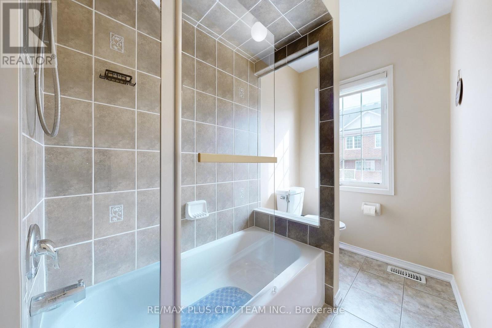 16 Edison Way, Whitby, ON