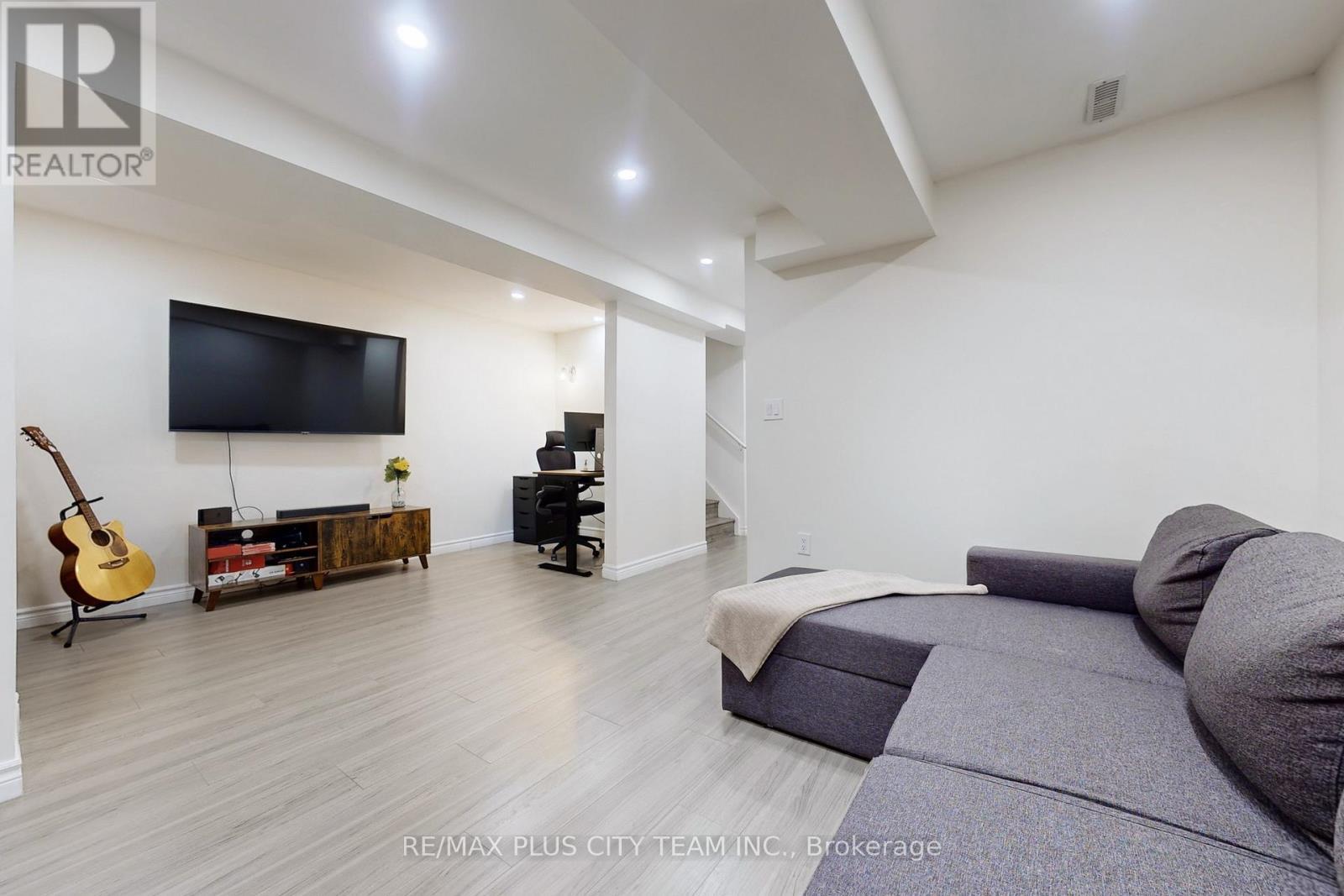 16 Edison Way, Whitby, ON