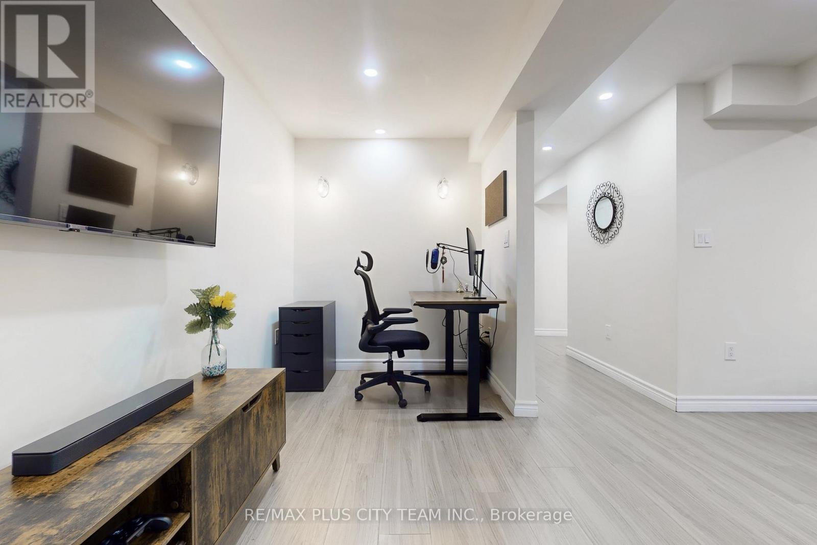 16 Edison Way, Whitby, ON