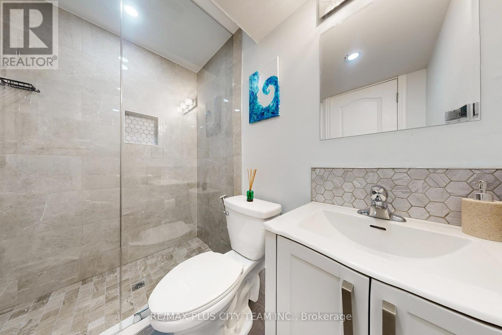 16 Edison Way, Whitby, ON